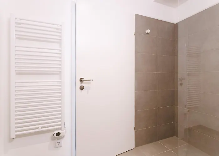 Modern Stylish With Free Parking Apartament