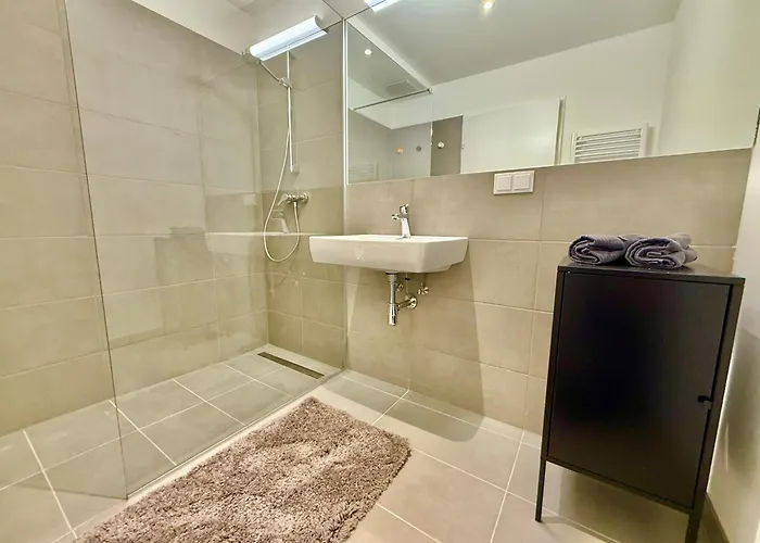 Modern Stylish With Free Parking Apartament